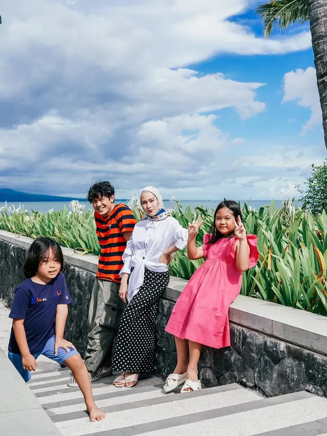 Potret keseruan liburan Melki Bajaj bersama keluarga di Banyuwangi.