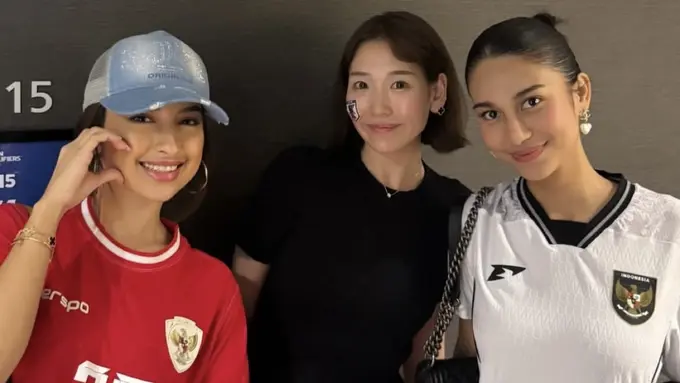 Gaya Azizah Salsha dan Jennifer Chopper saat Menyaksikan Langsung Timnas Indonesia Lawan Jepang