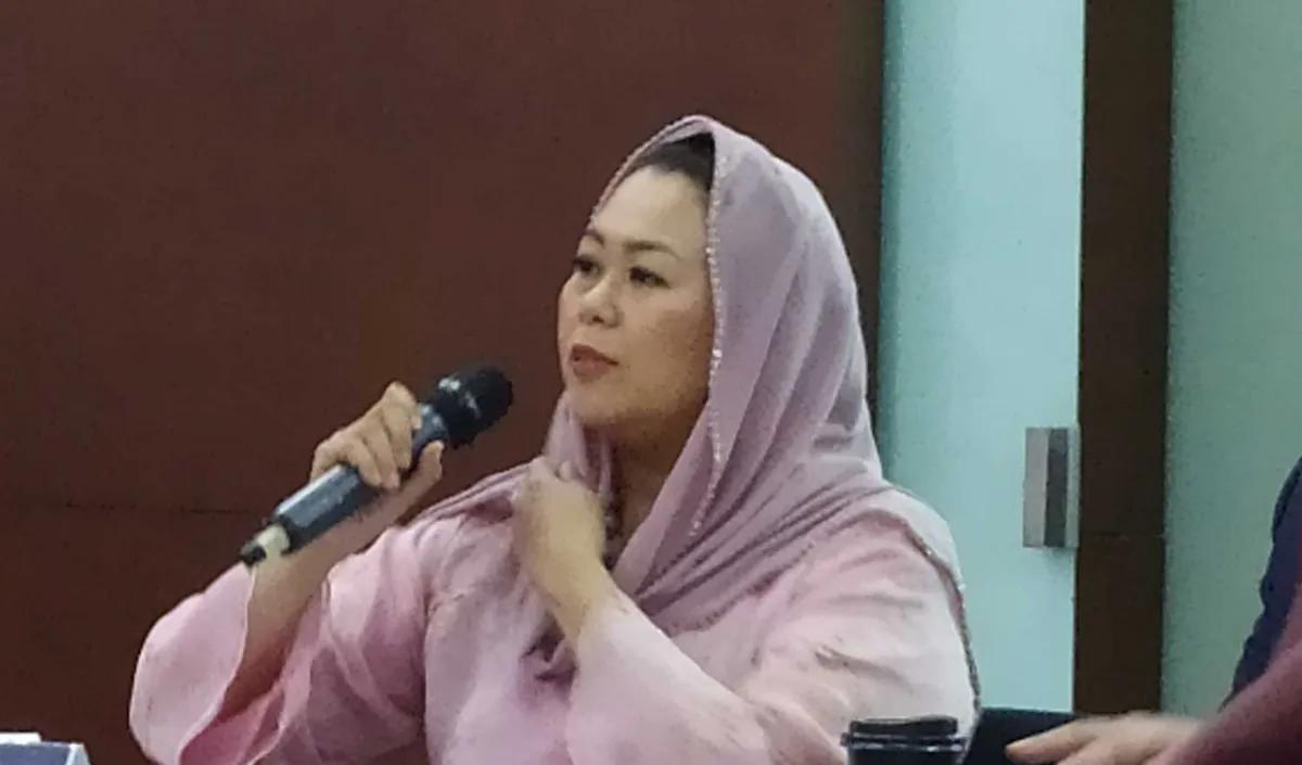 Di singgung soal sosok Gibran yang diposisikan sebagai bakal calon wakil presiden dari Golkar, Yenny hanya mengucapkan selamat pada putra Jokowi tersebut.<br>