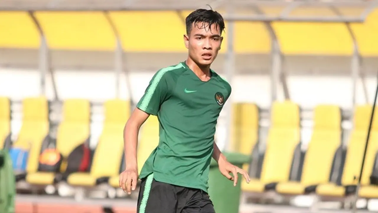 6 Penampilan Brylian Aldama Gelandang Persebaya saat Berlibur, Santai Tapi Kece