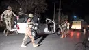 Tentara Pakistan tiba saat operasi besar terhadap gerilyawan di Akademi Polisi Balochistan, Quetta, Senin (24/10). Serangan itu diduga dilakukan oleh 5-6 orang bersenjata ketika para taruna polisi sedang tidur. (AFP/Banaras Khan)