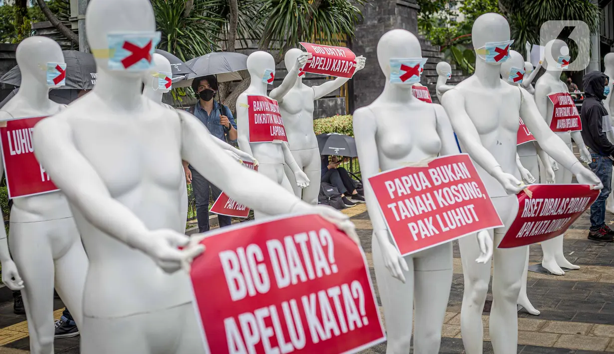 Sejumlah manekin dan poster tuntutan saat dipajang di depan Polda Metro Jaya, Jakarta, Senin (21/3/2022). Aksi itu bentuk dukungan terhadap Haris Azhar dan Fatia Maulidiyanti saat menjalani pemeriksaan terkait kasus dugaan pencemaran nama baik Luhut Binsar Pandjaitan. (Liputan6.com/Faizal Fanani)