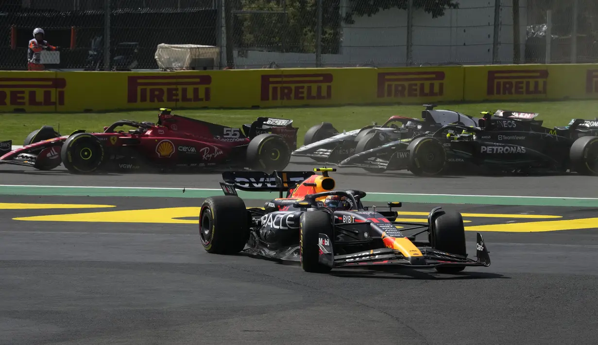Mobil pembalap Red Bull, Sergio Perez keluar dari lintasan saat balapan Formula 1 GP Meksiko 2023 yang berlangsung di Sirkuit Hermanos Rodriguez, Meksiko, Minggu (30/10/2023) dini hari WIB. (AP Photo/Fernando Llano)