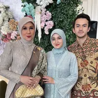 Kehadiran Cut Syifa dan Rizky Nazar di akad nikah Febby Rastanty dan Drajat Djumantara sukses mencuri atensi. [@syifa_cutsyfaa7].