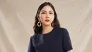 Atau saat Jessica Mila memilih dress biru navy yang super chic ini. Dress ini secara instan akan membentuk tubuh dengan sangat baik, ditambah belt rantai emas dan berbagai aksesori yang dikenakan Jessica Mila. Foto: Instagram.