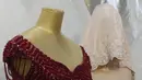 Manekin (kiri) tanpa kepala dan satu lagi dengan penutup kepala terlihat di toko pakaian perempuan di Herat, pada 5 Januari 2022. Taliban telah memerintahkan pemilik toko di Afghanistan barat untuk memotong kepala manekin, dan bersikeras bahwa patung-patung itu melanggar hukum Islam. (AFP)