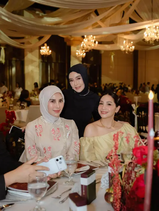 Tak hanya busana, Nagita Slavina juga terlihat cantik effortless dengan glow makeup bernuansa peach. [@raffinagita1717]