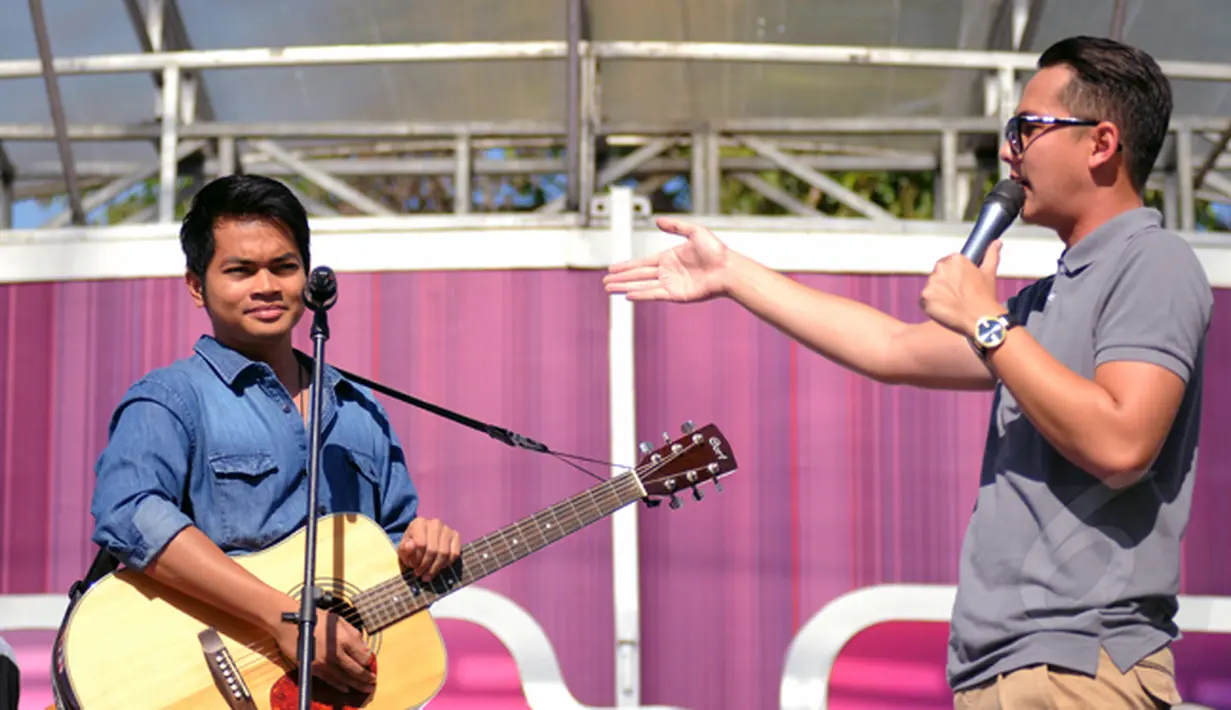 Pemenang kedua Music Video Contest, Dibya Dika (kiri) saat diperkenalkan di atas panggung inBox SCTV di Cibinong Square, Bogor, Kamis (29/1/2015). (Liputan6.com/Helmi Fithriansyah)