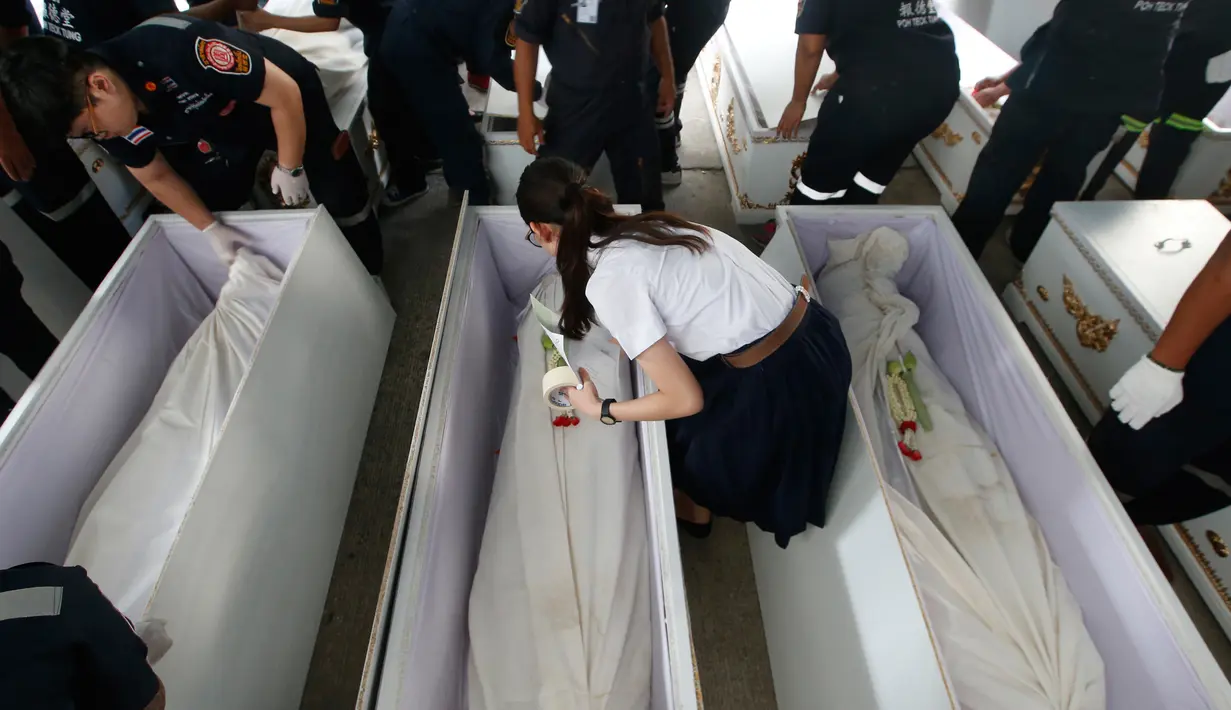 Seorang mahasiswa kedokteran memberi bunga saat penghormatan pada jenazah yang digunakan untuk studi mereka di RS Chulalongkorn di Bangkok, Thailand, Kamis (3/5). Nantinya, ratusan jenazah tersebut akan dikremasi. (AP Photo/Sakchai Lalit)