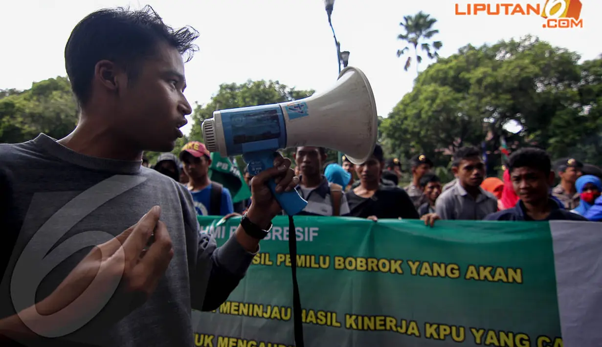 Sejumlah massa dari HMI melakukan demo di depan kantor KPU, Jakarta, Selasa (22/4/14). (Liputan6.com/Faizal Fanani)