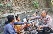 Pengamen Motornya Mogok Sambil Bawa Istri lagi Hamil, Ketemu Ipda Purnomo Langsung Dikasih Modal Usaha