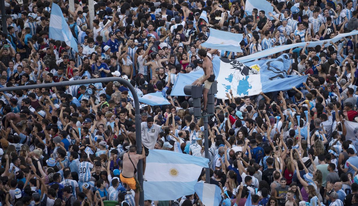Ribuan suporter Argentina tumpah ruah di pusat kota Buenos Aires usai Lionel Messi cs berhasil menaklukkan Kroasia dan melaju partai final Piala Dunia 2022. (AP Photo/Victor R. Caivano)