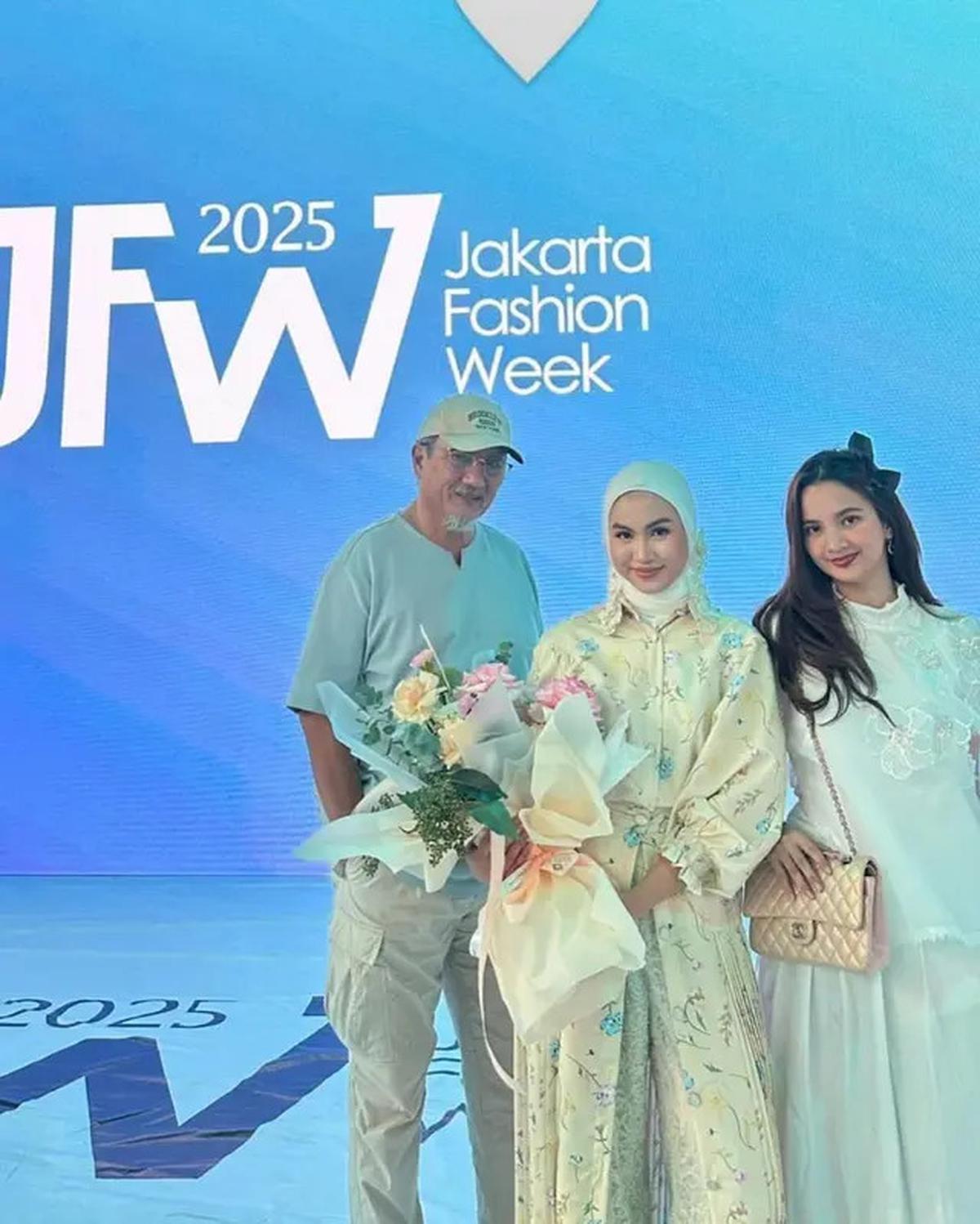 5 Potret Anggun dan Fresh Xaviera Putri dalam Busana Lokal di Jakarta Fashion Week 2025