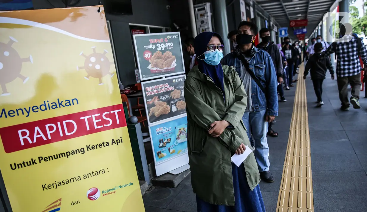 Calon penumpang mengantre untuk rapid test sebelum menggunakan KA jarak jauh di Stasiun Pasar Senen, Jakarta, Senin (27/7/2020).  PT KAI (Persero) mewajibkan penumpang untuk melakukan rapid test terlebih dahulu untuk menggunakan KA jarak jauh dengan tarif 85 ribu. (Liputan6.com/Faizal Fanani)