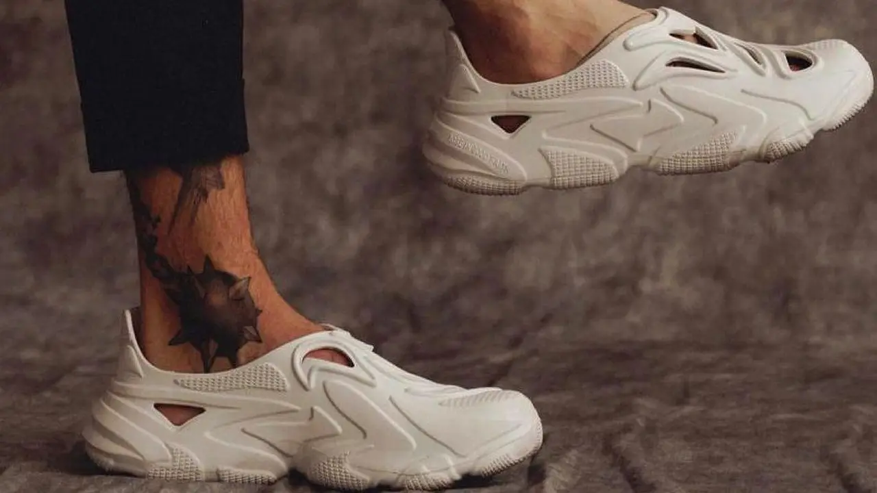 Sepatu Plastic Soul, sepatu daur ulang dibuat menggunakan bahan sex toys yang cacat produksi. (Dok: Instagram Plastic Soul)
