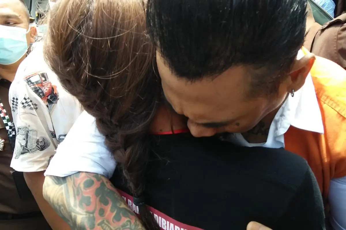 Pelukan hangat Nora saat Jerinx Hendak meninggalkan PN Denpasar