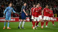 Bek Manchester United asal Inggris #05, Harry Maguire (2L), menunggu di kotak penalti untuk tendangan sudut selama pertandingan Liga Primer Inggris antara Nottingham Forest dan Manchester United di The City Ground di Nottingham, Inggris bagian tengah, Rabu dini hari WIB (2-4-2025). (Paul ELLIS/AFP)