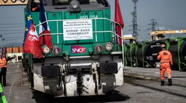 Kereta barang dari Wuhan, China, tiba untuk pertama kalinya di stasiun Saint-Priest, Lyon, Prancis, (21/4). Kereta ini mengangkut 41 kontainer dan menempuh perjalanan sepanjang 11.500 km dan memakan waktu selama 15 hari. (AFP PHOTO/JEFF PACHOUD)