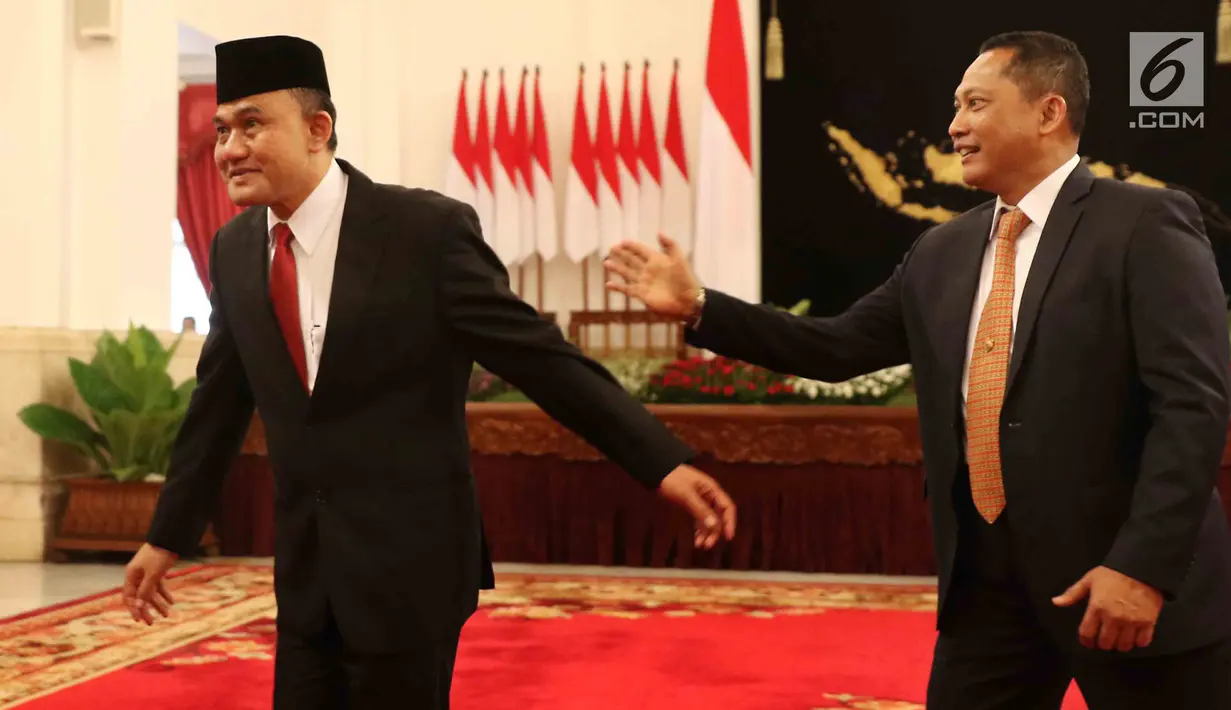 Komjen Budi Waseso atau Buwas (kanan) mengejar Kepala BNN Irjen Heru Winarko (kiri) usai pelantikan di Istana Negara, Jakarta, Kamis (1/3). Karier Heru yang merupakan pria kelahiran Jakarta, 1 Desember 1962 cukup cemerlang. (Liputan6.com/Angga Yuniar)