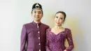 Kebaya ungu Ayu Dewi bisa jadi inspirasi kebaya lamaran setelan. Kebaya ini memiliki aksen keran sweet heart yang dihiasi payetan dipadukan bawahan rok ungu yang memiliki aksen gold. [@askyfebrianti]