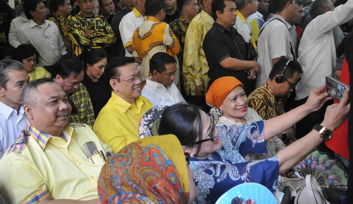 Ketua Umum Partai Golkar versi Munas Ancol, Agung Laksono saat menghadiri keputusan Pengadilan Tata Usaha Negara Jakarta Timur (PTUN) terkait kisruh Partai Golkar, Senin (18/5/2015). (Liputan6.com/JohanTallo)