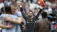David De Gea. Kesuksesan menepis tendangan penalti Mark Noble di masa injury time menjadi penentu Manchester United merebut kemenangan 2-1 atas tuan rumah West Ham United, sekaligus meneruskan rekor tak terkalahkan Setan Merah di laga tandang dalam 29 laga di Liga Inggris. (AFP/Ian Kington)