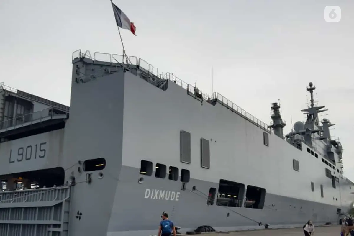 Kapal Landing Helicopter Dock (LHD) Dixmude yang berlabuh di Tj. Priok, Jakarta Utara, Selasa (28/3/2023).