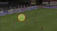 Video highlights Enes Saglik, pemain Charleroi yang melakukan blunder yang menguntungkan lawannya pada kompetisi kasta tertinggi Belgia.