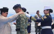 FOTO: Di Atas Kapal Perang, Presiden Prabowo Beri Penghargaan Tertinggi kepada Prajurit TNI