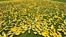 Ribuan kapal kertas kuning bertebaran membentuk hati di Balai Kota Seoul, Rabu (7/5/14). (AFP PHOTO/JUNG YEON-JE)