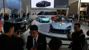 Pengunjung berkumpul di dekat stan pameran McLaren saat acara Auto China 2018 di Beijing (26/4). Pameran mobil dan teknologi ini digelar mulai 25 April sampai 4 Mei di Beijing, China. (AP Photo / Andy Wong)