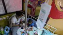 Seorang ibu menjaga anaknya yang terserang Demam Berdarah Dengue (DBD) yang dirawat di RSUD Pasar Rebo, Jakarta, Jumat (1/2). Saat ini RSUD Pasar Rebo merawat sebanyak 27 pasien demam berdarah terdiri anak anak dan dewasa. (Merdeka.com/Imam Buhori)