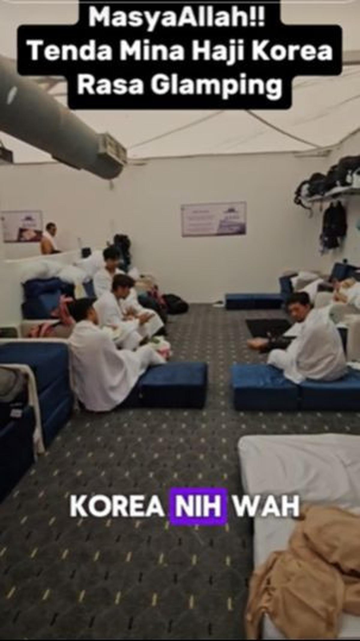 Pria bernama Gilar ini menunjukkan bagian dalam tenda jemaah Korea.&nbsp; Terdapat sofa bed yang disusun rapi. Dalam video diketahui, tenda ini berisi sekitar 60 orang.