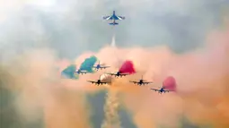 Beberapa pilot terbaik dunia akan menerbangkan pesawat militer tercanggih, pesawat pribadi mewah, dan pesawat komersial pada Dubai Airshow 2023. (AP Photo/Kamran Jebreili)