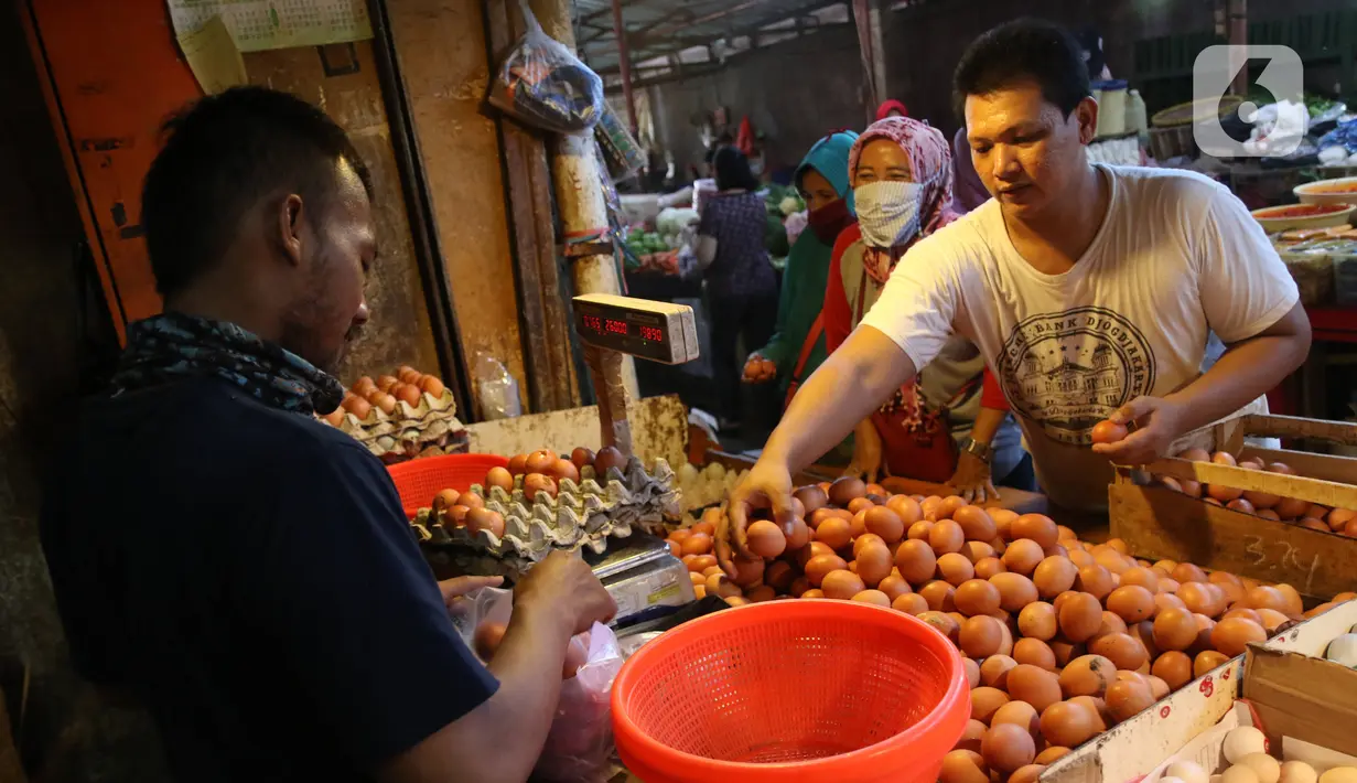 Pembeli memilih telur saat berbelanja di sebuah pasar di Jakarta, Rabu (1/4/2020). Badan Pusat Statistik (BPS) mengumumkan pada Maret 2020 terjadi inflasi sebesar 0,10 persen, salah satunya karena adanya kenaikan harga sejumlah makanan, minuman, dan tembakau. (Liputan6.com/Angga Yuniar)