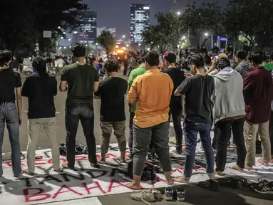 Massa dari Badan Eksekutif Mahasiswa Seluruh Indonesia (BEM SI) melakukan salat magrib disela unjuk rasa di depan gedung DPR/MPR RI, Jakarta, Selasa (1/10/2019). Di sela-sela agenda pelantikan anggota baru DPR RI 2019-2024, gelombang mahasiswa kembali menggelar demo. (Liputan6.com/Faizal Fanani)