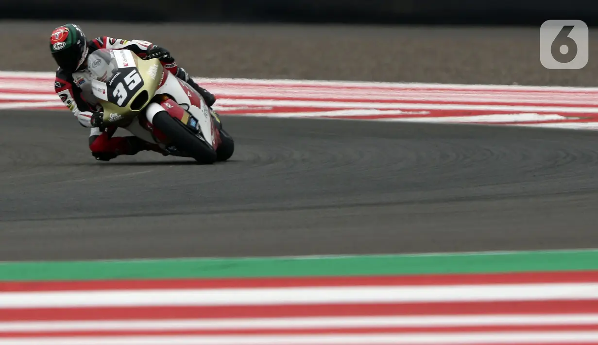 Pembalap Idemitsu Honda Team Asia, Somkiat Chantra saat berlomba di ajang Moto2 GP Mandalika di Pertamina Mandalika International Street Sirkuit, Nusa Tenggara Barat, Minggu (20/3/2022). Somkiat Chantra menempati podium utama ajang Moto2 GP Mandalika. (Liputan6.com/Helmi Fithriansyah)