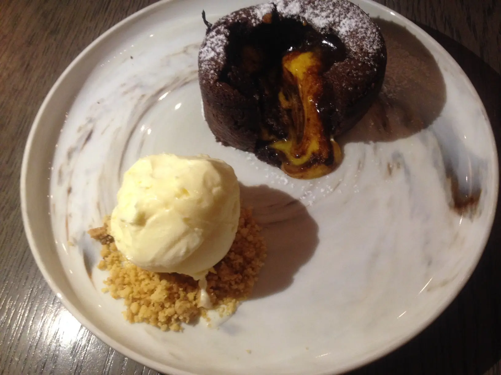 Chocolate Salted Egg Lava Cake BAE by Socieaty (Foto: Liputan6.com/ Novi Nadya)