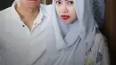 Perpaduan warna putih cerah pada pakaian Poppy Bunga dan Muhammad Fattah dihari itu membuat mereka terlihat elegan dan mesra. (Fathan Rangkuti/Bintang.com)