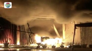 Ditinggal mudik Lebaran, toko elektronik terbesar di Kranji, Kota Bekasi, Jawa Barat, ludes terbakar pada Jumat (30/6) malam.