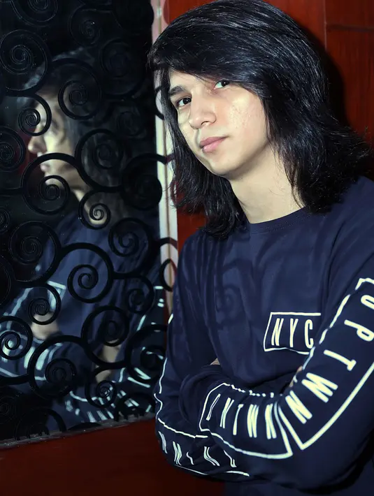 Tidak hanya rambut yang ingin dipanjangkan, sejak lama mantan kekasih Michelle Ziuduith itu juga ingin memanjangkan kumisnya. (Nurwahyunan/Bintang.com)