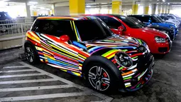Puluhan mobil-mobil super mewah sengaja ditampilkan dalam film ini untuk menghadirkan nuansa dan rasa yang berbeda dari film-film Indonesia sebelumnya (Liputan6.com/Herman Zakharia).