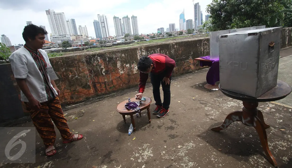 Warga memasukkan jari ke tinta usai melakukan pencoblosan Pilkada DKI 2017 di TPS 023 Petamburan, Jakarta, Rabu (15/2). Di kawasan itu, petugas melakukan jemput suara kepada lansia yang tidak sanggup berjalan menuju TPS. (Liputan6.com/Immanuel Antonius)
