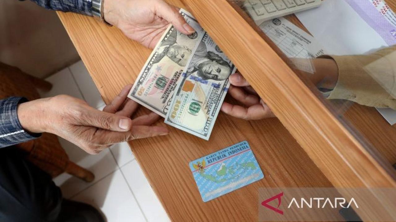 Tanda Tangan Trump Akan Hiasi Uang Kertas 100 Dolar AS Edisi Khusus Kemerdekaan
