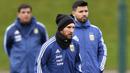 Duet penyerang Argentina, Sergio Aguero (kanan) dan Lionel Messi saat mengikuti sesi latihan di City Football Academy, Manchester, (20/3/2018). Argentina akan melawan Italia pada laga persahabatan di Etihad Stadiu. (Dave Howarth/PA via AP)