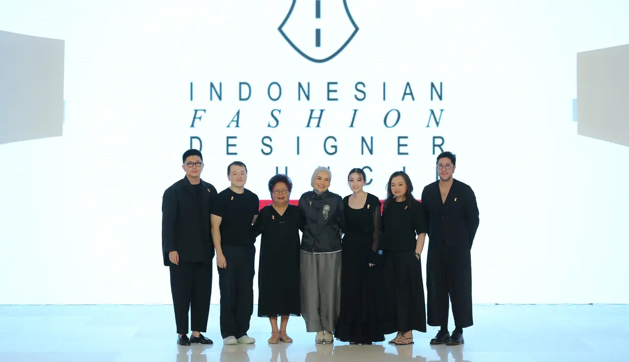 Tiga anggota baru IFDC 2024 yang direkrut tahun ini yaitu Yosafat Dwi Kurniawan, Ria Miranda, dan Adeline Ester. Mereka turut mempresentasikan karya mereka. Setiap desainer memamerkan gaya unik mereka pada palet ikonik, yang memadukan gaya klasik dengan sentuhan modern. [Foto: Daniel Kampua]