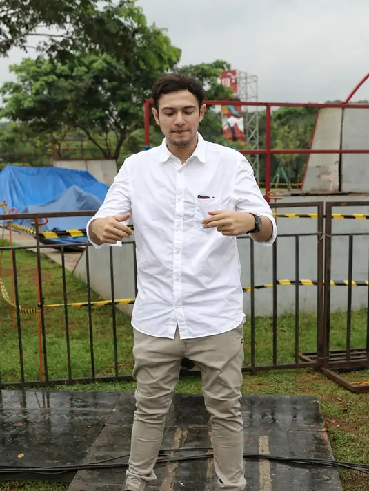 "Sebenarnya jadi tukang es kelapa. Tapi pas balik ke Kampung Duku sering ditanya-tanya karena punya pengetahuan yang luas. Tapi saran yang dikasih Sultan suka ngasal. Lempeng-lempeng iseng lah. Dia kerjaannya bikin heboh," jelas Rifky Balwel.