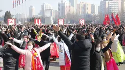 Siswa menari selama perayaan ulang tahun ke-74 berdirinya Tentara Rakyat Korea di alun-alun Stadion Indoor Pyongyang di Pyongyang, Korea Utara, Selasa (8/2/2022).  (AP Photo/Cha Song Ho)