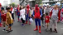 Sejumlah orang dengan kostum Spiderman ikut meramaikan Car Free Day pada acara amal di Jalan MH Thamrin, Jakarta, Minggu (6/8). Mereka mengajak warga berswafoto sambil berdonasi untuk panti asuhan. (Liputan6.com/Fery Pradolo)