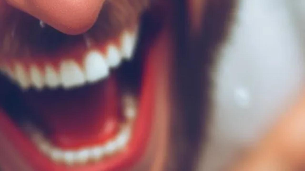 Meskipun sangat jarang terjadi, tertawa yang berlebihan bisa memperburuk kondisi medis yang sudah ada dan berpotensi berakibat fatal.